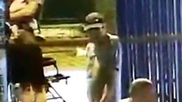 Juan Zuleta Gómez, interviniendo para separar a Julio Rojas Mogollón y a Brigitte Flores.