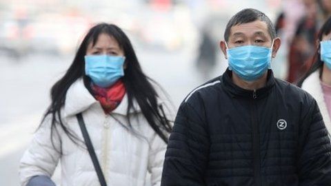La nueva cepa de coronavirus, que causa un tipo de neumonía, puede pasar de persona a persona, confirmó China.