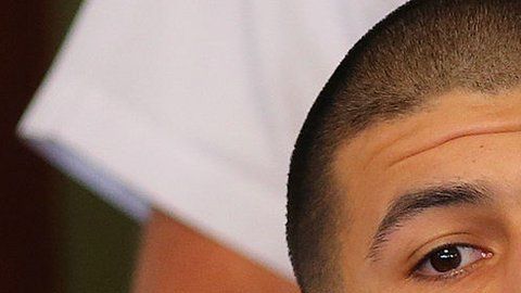 Aaron Hernández pasó de ser una estrella del fútbol americano a un asesino convicto que se suicidó en prisión.