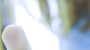 El hombre le pedía a las mujeres que se pegaran cables con electricidad a sus cuerpos.