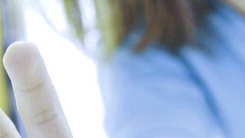 El hombre le pedía a las mujeres que se pegaran cables con electricidad a sus cuerpos.