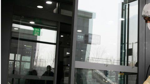 Las autoridades realizan trabajos de desinfección.