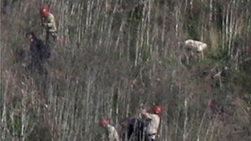Las autoridades intentan recuperar los cuerpos en el remoto lugar donde cayó el helicóptero.