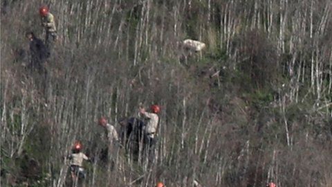 Las autoridades intentan recuperar los cuerpos en el remoto lugar donde cayó el helicóptero.