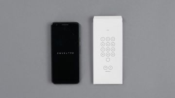 Google diseñó un sobre de papel del tamaño del aparato móvil que sirve para "esconder" tu teléfono y, así, ayudarte a desconectarte del mundo digital.