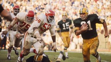 El primer campeonato fue entre los Kansas City Chiefs y los Green Bay Packers, el 15 de enero de 1967.
