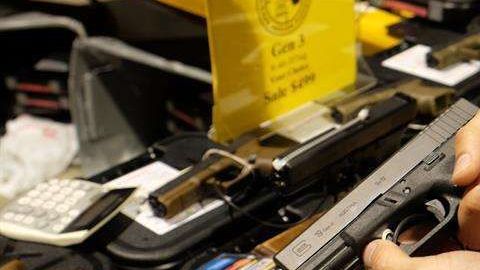 Al menos una veintena de propietarios de autos denunciaron los disparos.