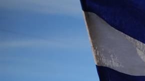 Miembros de una de las caravanas migrantes con la bandera de Honduras.