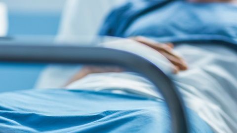 Estuvo a nada de que le apuntaran su miembro.