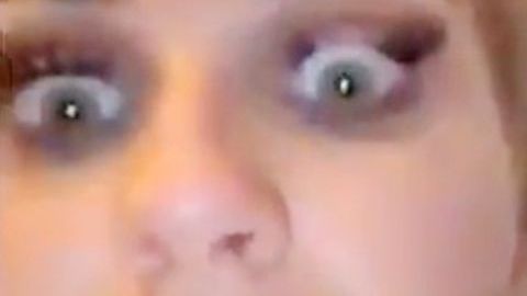 Imagen de las pestañas de la chica después del golpe / Tegan Denham.