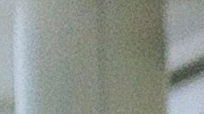 Dos personas con mascarillas desechables esperan la llegada de viajeros en el aeropuerto JFK, de Nueva York.