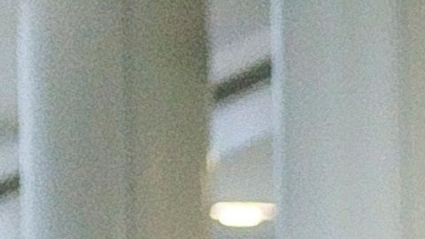 Dos personas con mascarillas desechables esperan la llegada de viajeros en el aeropuerto JFK, de Nueva York.