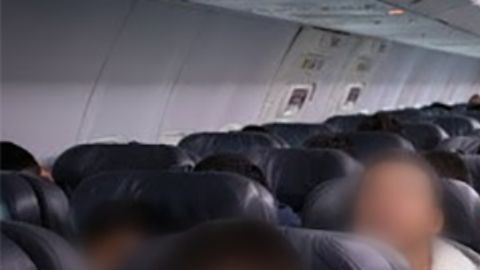 Mexicanos en vuelo de deportación a Guadalajara.
