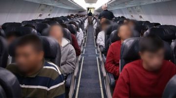 Mexicanos en vuelo de deportación a Guadalajara.