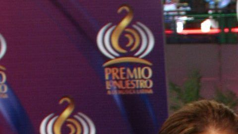 Adamari López junto a Luis Fonsi.