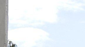 Unos residentes observan en la calle los daños causados por el temblor del lunes.