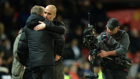 Guardiola le ganó la partida a Solskjaer en el derbi de Mánchester.