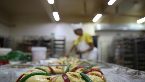 Panaderos elaborando Roscas de Reyes en Ciudad de México.