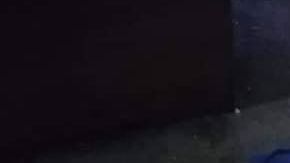 Niño sin hogar duerme con su perro en la calle.