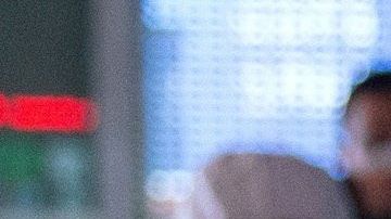 Aeropuertos chinos revisan la temperatura corporal de los pasajeros.