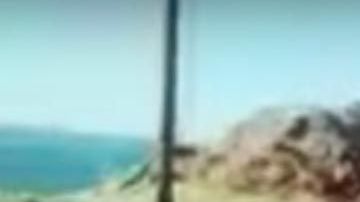 El momento en que cae el auto.