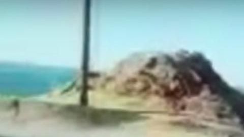 El momento en que cae el auto.