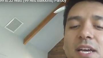 Con una guitarra AJ Domínguez se grabó en You Tube .