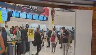 Aeropuertos locales cancelaron vuelos.