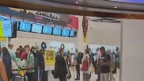 Aeropuertos locales cancelaron vuelos.