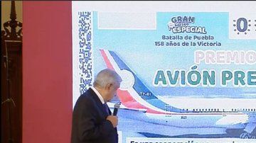 López Obrador presenta el diseño del boleto de la Lotería Nacional,