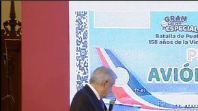 López Obrador presenta el diseño del boleto de la Lotería Nacional,