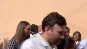 López Obrador caminó entre los manifestantes.
