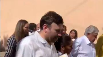 López Obrador caminó entre los manifestantes.