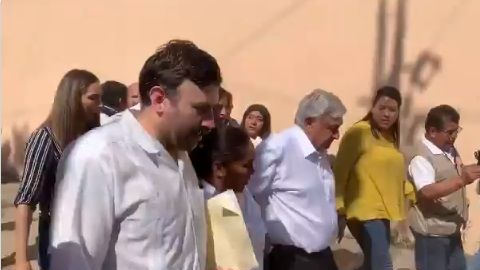 López Obrador caminó entre los manifestantes.