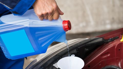 Siempre revisa el nivel de anticongelante en tu auto