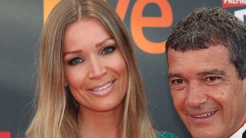 El actor Antonio Banderas luce sonriente al lado de su actual novia.