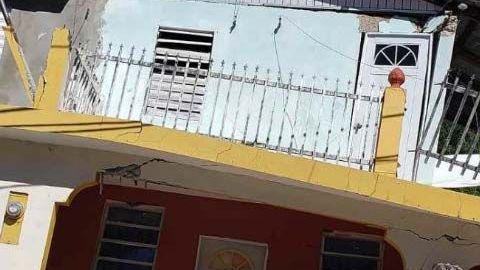 Una residencia que colapsó por el terremoto en el barrio Barinas, en Yauco.