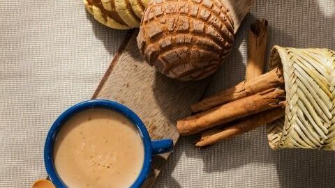 El café de olla es conocido como el acompañante perfecto de diversos postres y pan dulce mexicanos.