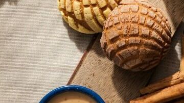 El café de olla es conocido como el acompañante perfecto de diversos postres y pan dulce mexicanos.