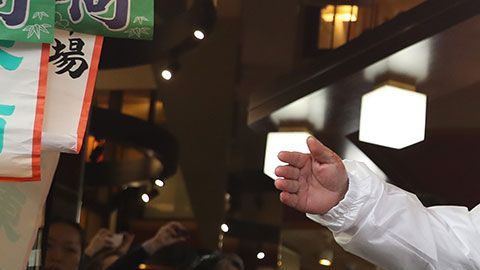 El empresario compró un atún rojo que pesaba 608 libras.