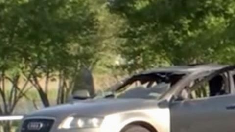 El auto estaba incendiándose en Baisley Boulevard