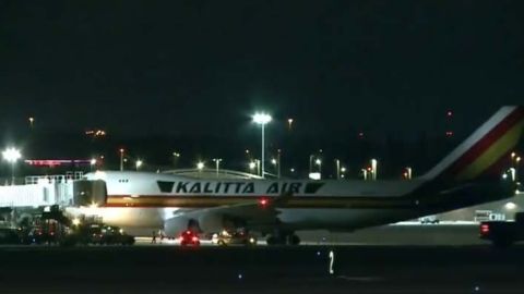 El vuelo chárter se espera que llegue este miércoles la Base de la Reserva Aérea de Marzo en el condado de Riverside en California en lugar del Aeropuerto Internacional de Ontario.