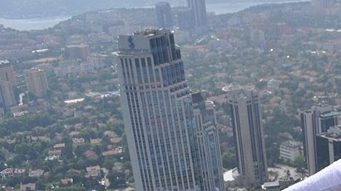 La foto muestra un salto BASE desde la Torre de Zafiro en Estambul durante Probase Birden Sapphire Showdown.