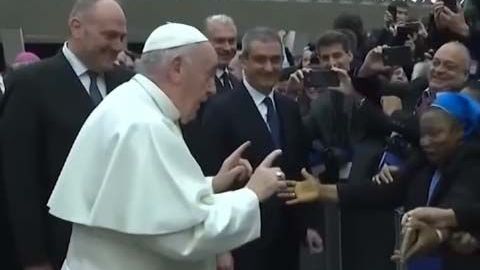 Elreligioso besó en la mejilla a la monja antes de continuar saludando a la multitud.