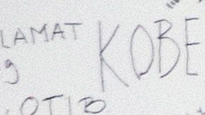 El muro dedicado a Kobe y Gianna Bryant continua afuera del campo de entrenamiento de los Lakers.