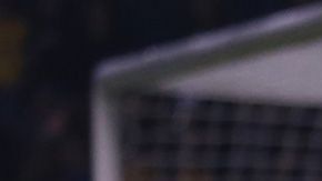 El portero salió de su área para perseguir un balón y se puso el traje de torero.