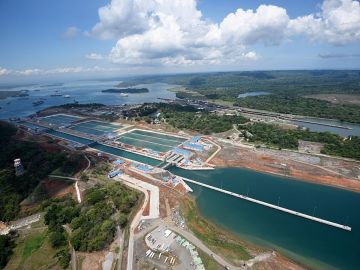 Vista aérea que muestra la nueva expansión del Canal de Panamá en el Esclusas de Gatún en Colón, Panamá.