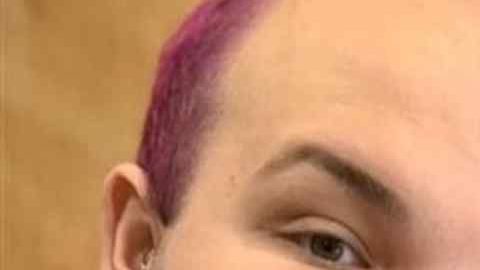 Kevin Bacon (a la izquierda), víctima de Mark Latunski (a la derecha).