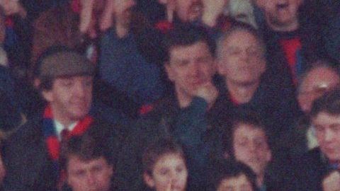 El momento exacto en que Matthews encara a Eric Cantona en el campo.