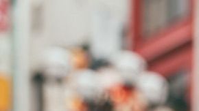 mujer come boca llena